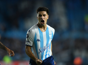 Buenos Aires, Argentina.- En las fotos tomadas el 4 de mayo del 2023, durante el encuentro entre Racing Club y Flamengo de Jorge Sampaoli en el Cilindro de Avellaneda. Racing empató 1-1 con Flamengo y mantiene el liderazgo del Grupo A de la Copa Libertadores de América con 7 puntos. En el final del primer tiempo, Gabriel Barbosa abrió la cuenta para el Mengao y lo igualó a los 74 Nicolás Oroz, de tiro libre.