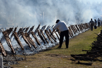 Mendoza, Argentina.- En las fotos tomadas el 5 de mayo del 2023, mendocinos y turistas participan de la Fiesta de la Ganadería en Mendoza, Argentina. Con anuncios de mejoras en las comunicaciones para el sector ganadero se inauguró la 42da. "Fiesta Nacional de la Ganadería de Zonas Áridas", el más grande evento festivo del oeste argentino que se extenderá hasta el domingo 7 de mayo, con variadas actividades socio productivas.