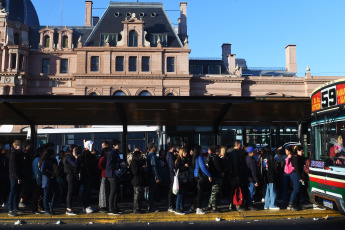 Buenos Aires, Argentina.- En las fotos tomadas el 15 de mayo del 2023, las personas esperan en una estación de subte en medio de una medida de fuerza que mantenía paralizado el servicio de la línea C, con recorrido entre Retiro y Constitución. El servicio del subte porteño fue interrumpido, en diferentes líneas y horarios. La medida colapsó la red de colectivos en medio de cortes y manifestaciones.