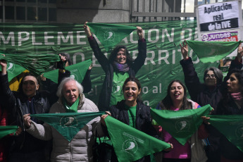 Buenos Aires, Argentina.- En las fotos tomadas el 29 de mayo del 2023, mujeres participan de un "Pañuelazo" en Buenos Aires en reclamo de la "efectiva implementación" de la ley Interrupción Voluntaria del Embarazo (IVE). La protesta, se realizó debido que “aún hay barreras, dilaciones y objetores de conciencia que obstaculizan el acceso a la práctica”, según afirmó la Campaña Nacional. Al mismo tiempo, la regional de la Ciudad de Buenos Aires (CABA) del colectivo convocó a una “ronda de conversación” con motivo de conmemorarse el Día Internacional de Acción por la Salud de las Mujeres.