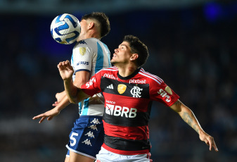 Buenos Aires, Argentina.- In the photos taken on May 4, 2023, during the match between Racing Club and Jorge Sampaoli's Flamengo at the Cilindro de Avellaneda. Racing drew 1-1 with Flamengo and maintains the leadership of Group A of the Copa Libertadores de América with 7 points. At the end of the first half, Gabriel Barbosa opened the score for Mengao and Nicolás Oroz equalized it at 74, with a free kick.