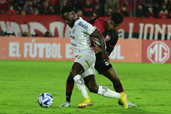 Rosario, Argentina.- En las fotos tomadas el 2 de mayo del 2023, durante el encuentro entre Newell’s y Santos en el estadio Coloso Marcelo Bielsa en Rosario, Argentina. Newell’s venció 1-0 al Santos de Brasil y se consolidó en la punta del Grupo E luego de tres fechas de la Copa Sudamericana, llegando a 9 unidades con un puntaje perfecto y la valla invicta