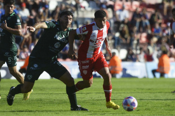 Santa Fe, Argentina.- En las fotos tomadas el 15 de mayo del 2023, durante el partido entre Sarmiento y Union en la jornada 16 de la Liga Profesional Argentina en el Estadio 15 de Abril. Sarmiento venció por 2-0 a Union como visitante, con goles de Javier Toledo (a los 17, 54 minutos). En la próxima fecha, Union se medirá con Central Córdoba, mientras que Sarmiento tendrá como rival a Huracán.