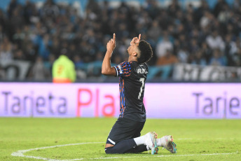 Buenos Aires, Argentina.- En las fotos tomadas el 8 de mayo del 2023, durante el encuentro entre Racing y Talleres de Córdoba en un partido por la decimoquinta fecha del torneo de la Liga Profesional de Fútbol (LPF) en el Estadio Presidente Perón. Racing cayó derrotado como local por 4 a 2 frente a Talleres, que quedó en el cuarto puesto del certamen.