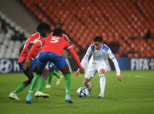 Mendoza, Argentina.- En las fotos tomadas el 22 de mayo del 2023, durante el partido entre Gambia y Honduras en el Mundial Sub-20 de Argentina en el estadio Malvinas Argentinas de Mendoza. La Selección de fútbol Sub-20 de Gambia, con un doblete de Adama Bojang, derrotó este lunes por 2-1 a Honduras, que se vio superada físicamente en la primera jornada del Grupo F del Mundial Sub-20 de Argentina 2023.