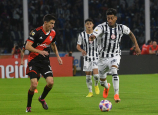 Córdoba, Argentina.- En las fotos tomadas el 14 de mayo del 2023, durante el partido entre Talleres y River Plate por la fecha 16 de la Liga Profesional Argentina en el Estadio Mario Alberto Kempes, de la ciudad de Córdoba. Talleres venció 2-1 a River, con goles de Rodrigo Garro (63 y 73) y sumó tres puntos posicionándose en la tercera casilla de la tabla con 30 puntos.