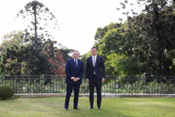 Buenos Aires, Argentina.- En las fotos tomadas el 29 de mayo del 2023, el presidente argentino, Alberto Fernández (izquierda), se reunió con el mandatario electo de Paraguay, Santiago Peña (derecha) en Buenos Aires, Argentina. Fernández, recibió a Peña con quien coincidió en la importancia del desarrollo del Mercado Común del Sur (Mercosur) y el relanzamiento de la Unión Suramericana de Naciones (Unasur). El mandatario argentino expresó el interés de "continuar trabajando en la integración entre ambos países, en virtud de los históricos lazos de hermandad" y confirmó su participación en la ceremonia de transmisión de mando de Paraguay, que se realizará el próximo 15 de agosto en Asunción.