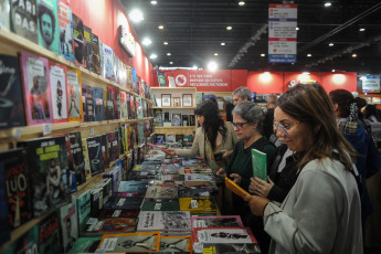 Buenos Aires, Argentina.- En las fotos tomadas el 5 de mayo del 2023, argentinos visitan la Feria del Libro de Buenos Aires en La Rural. Continúa la 47° edición de la Feria Internacional del Libro de Buenos Aires, el mayor acontecimiento cultural argentino y de gran resonancia en Latinoamérica. Tras un 2022 histórico, que batió récords y tuvo la visita de más de 1.300.000 lectores, la Feria tiene un cronograma mayor al de la última edición, ya que cuenta con más de 2.000 actividades -500 más-, durante las casi tres semanas de exposición.