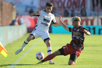 Buenos Aires, Argentina.- En las fotos tomadas el 15 de mayo del 2023, durante el partido entre Barracas Central y Central Córdoba de Santiago del Estero en el estadio "Claudio 'Chiqui' Tapia, en uno de los partidos de la Liga Profesional de Fútbol (LPF). Barracas empató ante Central Córdoba. El "ferroviario" comenzó ganando con los goles de Lucas Gamba (13') y Facundo Castelli (37'), mientras que Iván Tapia (59'), de penal, y Franco Frías (88') igualó para el "guapo".