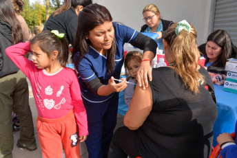 San Juan, Argentina.- En las fotos tomadas el 9 de mayo del 2023, profesionales de la salud participan de una jornada sanitaria contra el coronavirus. El Ministerio de Salud argentino actualizó las recomendaciones para la aplicación de dosis de refuerzo contra el Covid-19, al indicar que los mayores de 50 años o con enfermedades reciban un refuerzo a los 6 meses de la última dosis y el resto en forma anual