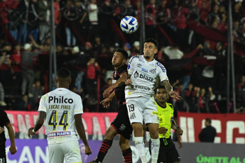 Rosario, Argentina.- En las fotos tomadas el 2 de mayo del 2023, durante el encuentro entre Newell’s y Santos en el estadio Coloso Marcelo Bielsa en Rosario, Argentina. Newell’s venció 1-0 al Santos de Brasil y se consolidó en la punta del Grupo E luego de tres fechas de la Copa Sudamericana, llegando a 9 unidades con un puntaje perfecto y la valla invicta