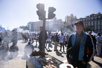 Buenos Aires, Argentina.- En las fotos tomadas el 1 de mayo del 2023, organizaciones sociales de Argentina conmemoraron este lunes el Día del Trabajador con actos y ollas populares contra los condicionamientos de un acuerdo con el Fondo Monetario Internacional (FMI) y reclamar medidas que morigeren los efectos de la inflación. Los actos del 1 de Mayo sirvieron también para expresar el rechazo a las reformas laborales que han prometido impulsar varios de los precandidatos presidenciales de la oposición de derecha.