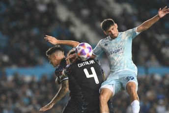 Buenos Aires, Argentina.- En las fotos tomadas el 8 de mayo del 2023, durante el encuentro entre Racing y Talleres de Córdoba en un partido por la decimoquinta fecha del torneo de la Liga Profesional de Fútbol (LPF) en el Estadio Presidente Perón. Racing cayó derrotado como local por 4 a 2 frente a Talleres, que quedó en el cuarto puesto del certamen.