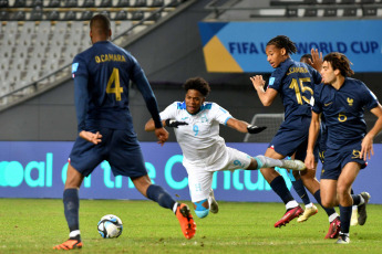 La Plata, Argentina.- En las fotos tomadas el 28 de mayo del 2023, durante el partido entre Francia y Honduras en el estadio Diego Armando Maradona de La Plata. Francia derrotó 3-1 a Honduras, pero le faltó un gol para clasificar a octavos como uno de los mejores terceros. Con la derrota, los centroamericanos también quedaron eliminados en el Grupo F.