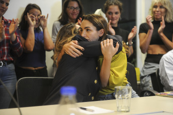 Buenos Aires, Argentina.- En las fotos tomadas el 13 de mayo del 2023, Thelma Fardín (derecha) compareció en rueda de prensa en las oficinas de Amnistía Internacional en Buenos Aires, después de que la Justicia brasileña absolviera al actor argentino Juan Darthés en la causa por violación contra su ex colega Fardín. El fallo, difundido por la defensa de Darthés, sostiene que “existe duda sobre la ocurrencia o no de la conjunción carnal” y esa duda hizo que el juzgado resolviera a favor del imputado.