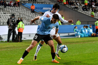 La Plata, Argentina.- En las fotos tomadas el 22 de mayo del 2023, durante el partido entre Uruguay e Irak en un encuentro disputado en el Estadio Único 'Diego Armando Maradona' de La Plata. Uruguay se estrenó en el Mundial Sub 20 de Argentina con una goleada de 4-0 sobre Irak, catapultándolo hacia la cima del Grupo E. Matías Abaldo, Andrés Ferrari, Facundo González y Alan Matturro, marcaron los goles que le dieron los primeros tres puntos a los dirigidos por Marcelo Broli.