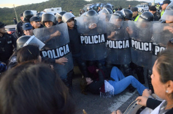 Salta, Argentina.- En las fotos tomadas el 25 de mayo del 2023, Docentes Autoconvocados de Salta fueron reprimidos en el acceso a la capital salteña, cuando cortaban la ruta nacional 9 en reclamo de reivindicaciones salariales, y denunciaron la detención de varios manifestantes. Diecinueve docentes fueron detenidos por orden de la Jueza de Garantías Ada Zunino, después del fracaso en las negociaciones en la sede del gobierno salteño con funcionarios de los ministerios de Educación y Economía.