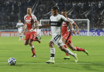 La Plata, Argentina.- En las fotos tomadas el 23 de mayo del 2023, durante el partido entre Gimnasia e Independiente Santa Fe, en el Estadio Juan Carmelo Zerillo por la cuarta fecha del Grupo G de la Copa Sudamericana. Gimnasia venció 1-0 a Independiente Santa Fe en La Plata y se ilusiona con poder avanzar en el certamen. El gol de Franco Torres le dio la victoria al Lobo.