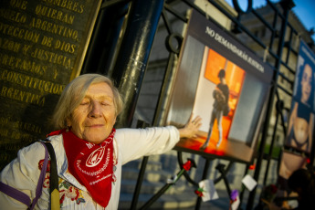 Buenos Aires, Argentina.- En las fotos tomadas el 17 de mayo del 2023, más de 40 organizaciones participaron de la primera marcha contra la violencia ginecobstétrica y neonatal en Buenos Aires, Argentina. Con la consigna “sumate a la marea roja”, la marcha se realizó en reclamo de la “efectiva” aplicación de la Ley de Parto Respetado en “todas las instituciones del país”, en el marco de la Semana Mundial del Parto Respetado.