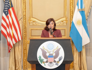 Buenos Aires, Argentina.- En las fotos tomadas el 8 de mayo del 2023, la ministra de trabajo, Raquel Olmos (foto), junto al embajador de Estados Unidos en Argentina, Marc Stanley, anfitriones de un encuentro en la Embajada de Estados Unidos en Argentina, en el ámbito del Diálogo Laboral Argentina-Estados Unidos que llevarán adelante ambos países en el marco de MPower, una iniciativa que reafirma la perspectiva compartida sobre la importancia de los derechos de las y los trabajadores en el marco de las celebraciones por los 200 años de amistad entre ambos países.