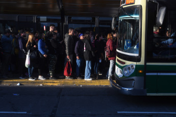 Buenos Aires, Argentina.- En las fotos tomadas el 15 de mayo del 2023, las personas esperan en una estación de subte en medio de una medida de fuerza que mantenía paralizado el servicio de la línea C, con recorrido entre Retiro y Constitución. El servicio del subte porteño fue interrumpido, en diferentes líneas y horarios. La medida colapsó la red de colectivos en medio de cortes y manifestaciones.