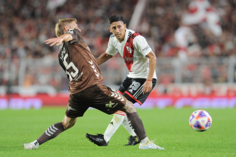 Buenos Aires, Argentina.- En las fotos tomadas el 21 de marzo del 2023, durante el partido entre River Plate y Platense en el Estadio Monumental por la jornada 17 de la Liga Profesional Argentina. River superó 2-1 a Platense y defendió su ventaja en la cima del Torneo de la Liga. Con goles de Miguel Borja y Nacho Fernandez, el equipo de Martín Demichelis quedó a cinco puntos de San Lorenzo en lo más alto de la tabla de posiciones.