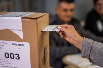 La Rioja, Argentina.- En las fotos tomadas el 7 de mayo del 2023, argentinos asistieron a los centros de votación para elegir gobernador, legisladores e intendentes municipales. La Corte Suprema de Justicia de Argentina suspendió los comicios para gobernador y vicegobernador previstos para este domingo (14) en las provincias de Tucumán y San Juan. Los votantes de ambos distritos suman el 5,3