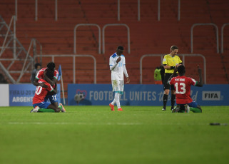 Mendoza, Argentina.- En las fotos tomadas el 22 de mayo del 2023, durante el partido entre Gambia y Honduras en el Mundial Sub-20 de Argentina en el estadio Malvinas Argentinas de Mendoza. La Selección de fútbol Sub-20 de Gambia, con un doblete de Adama Bojang, derrotó este lunes por 2-1 a Honduras, que se vio superada físicamente en la primera jornada del Grupo F del Mundial Sub-20 de Argentina 2023.