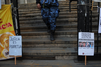 Buenos Aires, Argentina.- En las fotos tomadas el 17 de mayo del 2023, un jurado popular deliberó para decidir si cuatro policías bonaerenses son culpables o no de haber causado la "Masacre de San Miguel del Monte", en la que cuatro chicos murieron tras una persecución policial a los tiros y posterior choque en mayo del 2019, informaron fuentes judiciales. Tras casi ocho horas de deliberación, el jurado encontró culpables a los cuatro policías bonaerenses acusados de provocar la muerte de Danilo Sansone (13), Camila López (13), Gonzalo Domínguez (14) y Aníbal Suárez (22) y serias heridas a Rocío Q. (17), la única sobreviviente de la denominada “Masacre de Monte”.