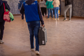 Salta, Argentina.- En las fotos tomadas el 14 de mayo del 2023, argentinos asistieron a las urnas para participar de las elecciones locales en Salta. Los comicios provinciales que se desarrollaron en Salta, La Pampa, Tierra del Fuego y San Juan concluyeron con la victoria del oficialismo y una amplia participación popular. Los gobernadores Gustavo Sáenz (Salta), Sergio Ziliotto (La Pampa) y Gustavo Melella (Tierra del Fuego) fueron reelectos.