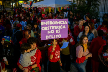 Buenos Aires, Argentina.- En las fotos tomadas el 17 de mayo del 2023, más de 40 organizaciones participaron de la primera marcha contra la violencia ginecobstétrica y neonatal en Buenos Aires, Argentina. Con la consigna “sumate a la marea roja”, la marcha se realizó en reclamo de la “efectiva” aplicación de la Ley de Parto Respetado en “todas las instituciones del país”, en el marco de la Semana Mundial del Parto Respetado.