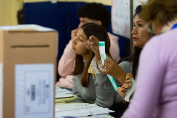 Salta, Argentina.- En las fotos tomadas el 14 de mayo del 2023, argentinos asistieron a las urnas para participar de las elecciones locales en Salta. Los comicios provinciales que se desarrollaron en Salta, La Pampa, Tierra del Fuego y San Juan concluyeron con la victoria del oficialismo y una amplia participación popular. Los gobernadores Gustavo Sáenz (Salta), Sergio Ziliotto (La Pampa) y Gustavo Melella (Tierra del Fuego) fueron reelectos.