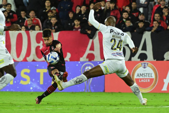 Rosario, Argentina.- En las fotos tomadas el 2 de mayo del 2023, durante el encuentro entre Newell’s y Santos en el estadio Coloso Marcelo Bielsa en Rosario, Argentina. Newell’s venció 1-0 al Santos de Brasil y se consolidó en la punta del Grupo E luego de tres fechas de la Copa Sudamericana, llegando a 9 unidades con un puntaje perfecto y la valla invicta