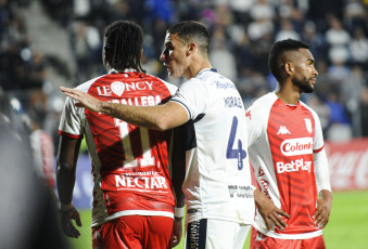 La Plata, Argentina.- En las fotos tomadas el 23 de mayo del 2023, durante el partido entre Gimnasia e Independiente Santa Fe, en el Estadio Juan Carmelo Zerillo por la cuarta fecha del Grupo G de la Copa Sudamericana. Gimnasia venció 1-0 a Independiente Santa Fe en La Plata y se ilusiona con poder avanzar en el certamen. El gol de Franco Torres le dio la victoria al Lobo.