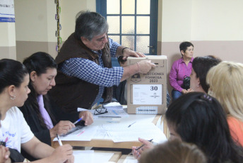 Formosa, Argentina.- En las fotos tomadas el 25 de junio del 2023, las personas emiten su voto en los comicios locales de Córdoba y Formosa. En el preámbulo de las elecciones generales de octubre próximo, dos provincias argentinas acudieron a las urnas este domingo, Formosa y Córdoba. Con más del 90