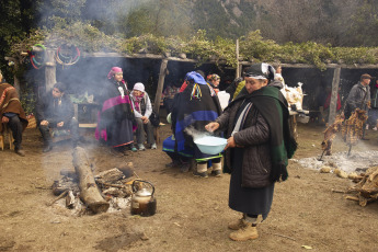 Rio Negro, Argentina.- In the photos taken on June 20, 2023, Mapuche communities celebrated Wiñoy Tripantu (New Year) on the winter solstice. For the indigenous peoples of South America, the winter solstice represents the arrival of a new life cycle of Mother Earth. According to their beliefs, sunlight will last approximately nine hours, so the shortest day of the year and, therefore, the longest night begins a new cycle of nature and the beginning of winter.