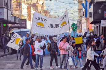 Jujuy, Argentina.- En las fotos tomadas el 26 de junio del 2023, estatales retoman medidas de fuerza y comunidades originarias mantienen los cortes de ruta. En el marco de las denuncias recibidas en las visitas realizadas a Jujuy la semana pasada, la Secretaría de Derechos Humanos de la Nación pidió a la justicia federal que inicie una investigación penal de forma urgente sobre el accionar de las fuerzas de seguridad provinciales en la feroz represión contra manifestantes.