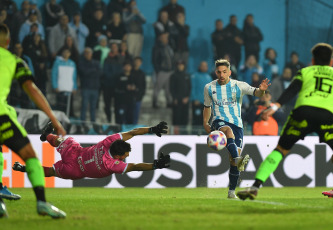 Buenos Aires, Argentina.- En las fotos tomadas el 22 de junio del 2023, durante el partido entre Racing y Barracas Central en el Cilindro de Avellaneda, por la 21era. jornada de la Liga Profesional de Fútbol. Racing y Barracas Central empataron. El gol de la “Academia” lo anotó Aníbal Moreno a los 20 minutos de la primera etapa, mientras que para el “Guapo” empató Francisco Álvarez a los 40 del segundo tiempo.