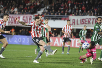 La Plata, Argentina.- En las fotos tomadas el 28 de junio del 2023, durante el partido entre Estudiantes y Oriente Petrolero en el cierre del grupo C de la Copa Sudamericana en el Estadio Jorge Luis Hirschi. Estudiantes goleó 4 a 0 a Oriente Petrolero pero terminó segundo en el Grupo C, que lo derivó al repechaje que tendrá que jugar con un tercero de Libertadores para clasificarse a octavos de final.