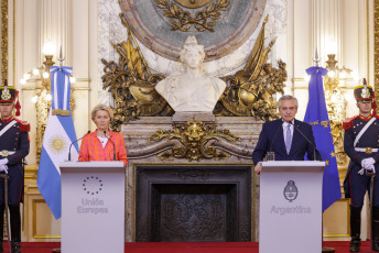 Buenos Aires, Argentina.- En las fotos tomadas el 13 de junio del 2023, el presidente Alberto Fernández (derecha) mantuvo una reunión en Casa Rosada con la titular de la Comisión Europea, Ursula von der Leyen (izquierda), durante la cual abordaron la relación comercial de la Argentina con la Unión Europea (UE), repasaron la situación del acuerdo Mercosur-UE y destacaron la importancia de la Cumbre del bloque europeo con la CELAC que tendrá lugar en Bruselas en julio.