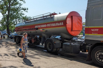 Jersón, Ucrania.- En las fotos tomadas el 27 de junio del 2023, las personas recolectan agua potable tras la destrucción de la represa de Nova Kajovka, en el sur de Ucrania. Según las autoridades ucranianas, el derrumbe de la represa el 6 de junio en la región de Jersón puso a más de 40 000 personas en peligro inmediato de inundación y dejó a cientos de miles sin acceso a agua potable.