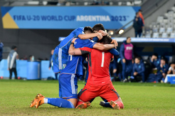 La Plata, Argentina.- En las fotos tomadas el 31 de mayo del 2023, Inglaterra se enfrenta a su par de Italia en el estadio Diego Armando Maradona de la capital bonaerense de La Plata, por los octavos de final del Mundial de la categoría Argentina 2023. Italia venció 2-1 a Inglaterra y se clasificó a los cuartos de final del Mundial Sub 20 y será nuevo rival de Colombia. Los goles fueron marcados por Tommaso Baldanzi y Cesare Casadei para la Scuadra Azzurra, y Alfie Devine para los Tres Leones.