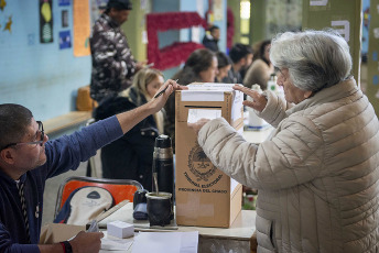 Chaco, Argentina.- En las fotos tomadas el 18 de junio del 2023, la organización de los comicios en Chaco se llevó adelante con el despliegue de 3.003 urnas en los 371 establecimientos de votación en la provincia de Chaco. El escrutinio provisorio del Tribunal Electoral de Chaco (con el 96,1