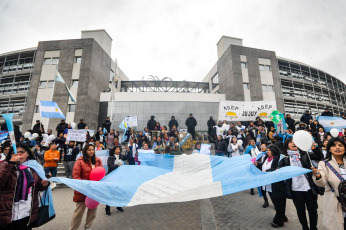 Jujuy, Argentina.- En las fotos tomadas el 28 de junio del 2023, docentes agrupados en la Asociación de Educadores Provinciales (Adep) de Jujuy, marcharon hasta la sede del ministerio de Educación local, en reclamo de paritarias y contra la reforma de la Constitución aprobada y jurada la semana pasada. En las protestas, la Policía de Jujuy, rodeó a los manifestantes que permanecían en el corte de la ruta nacional. Según el relato de los manifestantes, la situación durante el día fue tensa pues “durante la mañana nos tenían rodeados apuntando con armas" y con policías a caballo "en una situación que (hacía pensar que) ya nos reprimían".