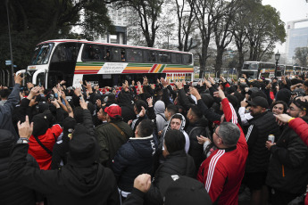 Buenos Aires, Argentina.- En las fotos tomadas el 6 de junio del 2023, muestra a hinchas del Colo Colo durante los incidentes en las inmediaciones de la Bombonera. Boca Juniors superó 1-0 a Colo Colo y se aseguró su clasificación a los octavos de final de la Copa Libertadores, sin embargo, una vez que terminó el partido, ocurrieron graves incidentes entre ambas hinchas. En relación a los heridos, se puso constatar que seis personas fueron atendidas en el Hospital.