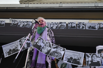 Buenos Aires, Argentina.- En las fotos tomadas el 3 de junio del 2023, una multitud se concentró frente al Congreso en Buenos Aires, al grito de 'ni una menos'. El asesinato de una joven a manos de un compañero de oficina que la acosaba enmarcó este sábado la octava marcha anual contra la violencia de género en Argentina donde en 2022 se registraron 252 femicidios, según la Corte Suprema de Justicia. La convocatoria, Ni una menos además hizo hincapié en las desigualdades económicas que sufren las mujeres.