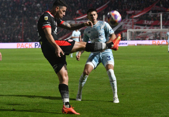 Buenos Aires, Argentina.- En las fotos tomadas el 12 de junio del 2023, durante el partido entre Instituto y Racing por la vigésima fecha de la Liga Profesional de Fútbol (LPF) en el estadio Juan Domingo Perón. Instituto, que tuvo el debut del entrenador Diego Dabove, empató contra Racing Club 1 a 1. Los locales se pusieron en ventaja en el primer tiempo con el tanto de Adrián Martínez a los 40 minutos del primer tiempo, mientras que la ‘Academia’ lo igualó con el gol del ingresado Maximiliano Moralez a los 27 del complemento.