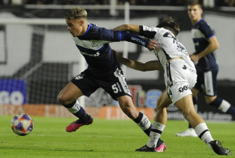 Santiago del Estero, Argentina.- En las fotos tomadas el 21 de junio del 2023, durante el partido entre Central Córdoba y Gimnasia y Esgrima La Plata en un encuentro válido por la 21ra. fecha de la Liga Profesional de Fútbol, en el estadio Alfredo Terrera, de la provincia de Santiago del Estero. Central Córdoba y Gimnasia empataron sin goles. El “Ferroviario” se encuentra en el 17mo. lugar con 25 puntos y sumó su segundo empate en fila sin goles. Gimnasia, por su parte, se ubica en la 15ta. posición con 26 puntos, y sigue sumando, ya que venía de vencer por 1 a 0 a Huracán en la fecha pasada.