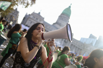 Buenos Aires, Argentina.- En las fotos tomadas el 3 de junio del 2023, una multitud se concentró frente al Congreso en Buenos Aires, al grito de 'ni una menos'. El asesinato de una joven a manos de un compañero de oficina que la acosaba enmarcó este sábado la octava marcha anual contra la violencia de género en Argentina donde en 2022 se registraron 252 femicidios, según la Corte Suprema de Justicia. La convocatoria, Ni una menos además hizo hincapié en las desigualdades económicas que sufren las mujeres.