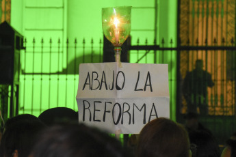 Jujuy, Argentina.- En las fotos tomadas el 27 de junio del 2023, cientos de personas protagonizaron una masiva marcha de antorchas a una semana de la represión que se registró en la capital jujeña mientras se aprobaba y juraba la cuestionada reforma parcial de la Carta Magna provincial. A los reclamos por la anulación de la reforma constitucional se suma el pedido de que se "respeten los derechos" y que las autoridades del Gobierno provincial, "deje de provocar a las mayorías" que mantienen sus "protestas pacíficas", indicaron los manifestantes.